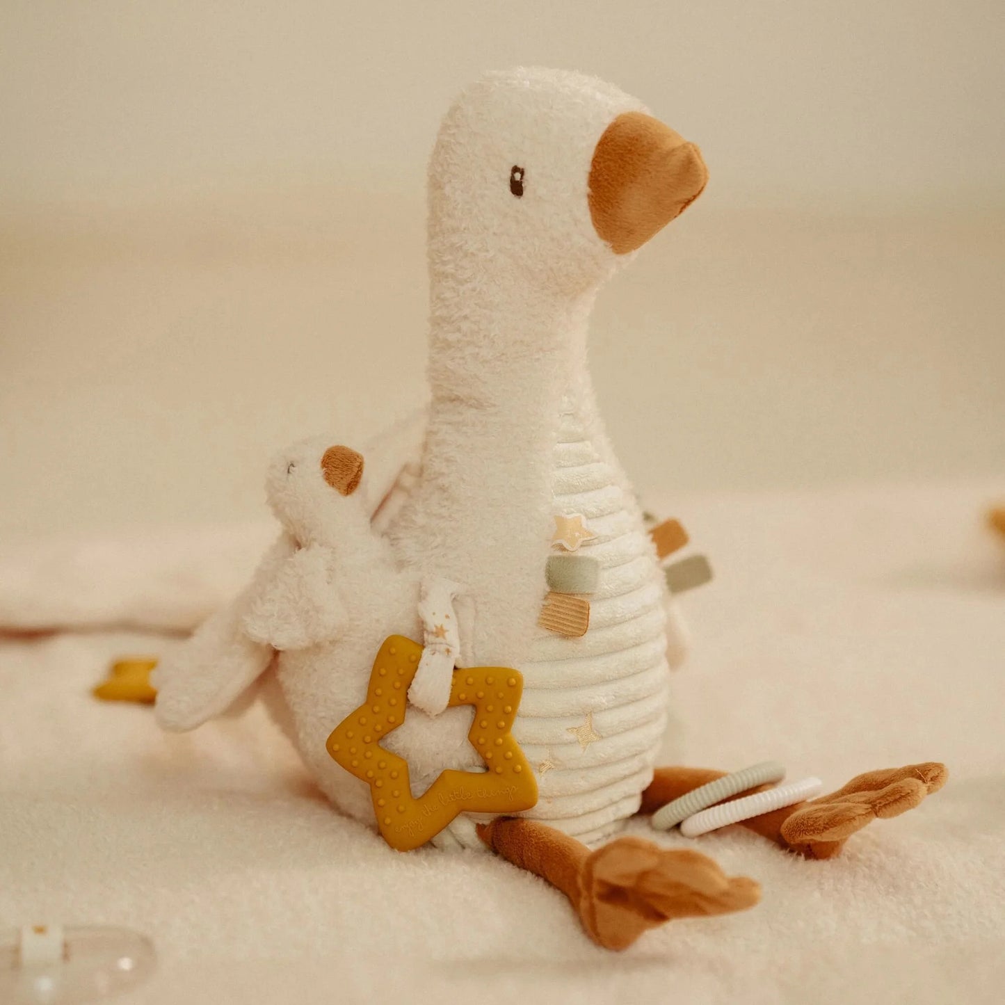 Little Dutch Newborn activiteitenknuffel Little Goose