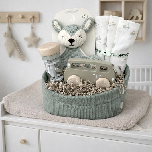 Kraamcadeau jongen met houten speelgoedbusje