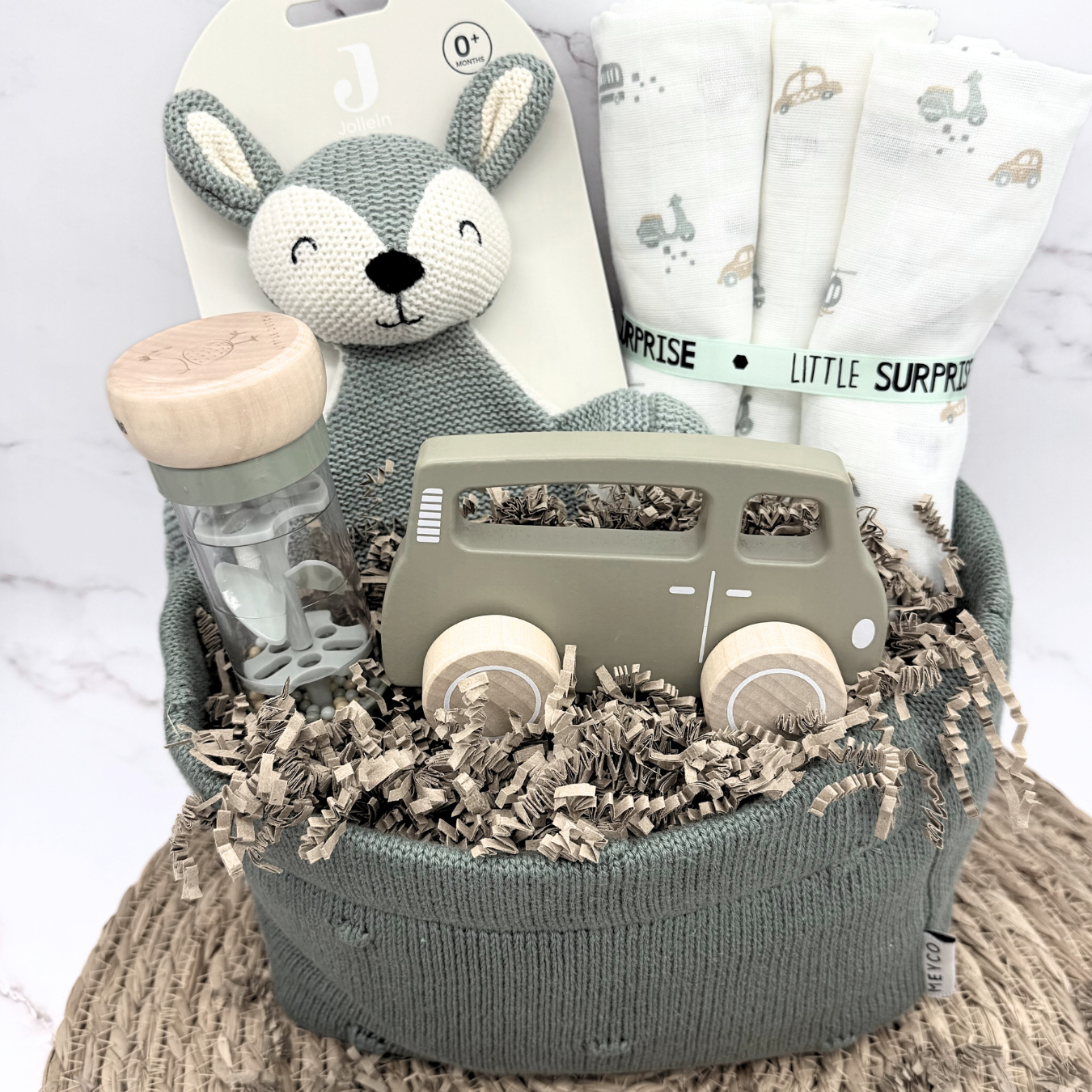 Kraamcadeau jongen met houten speelgoedbusje