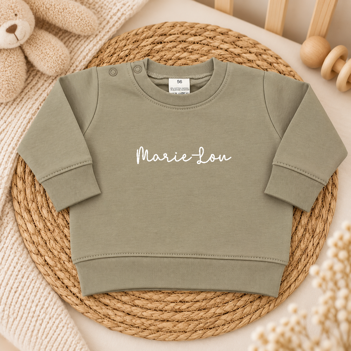 Zandkleurige baby trui gepersonaliseerd met naam