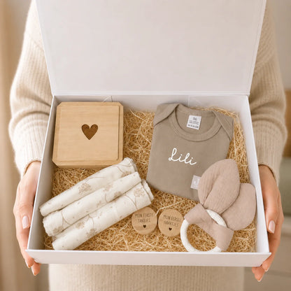 Kraamcadeau Soft Beige met gepersonaliseerd rompertje