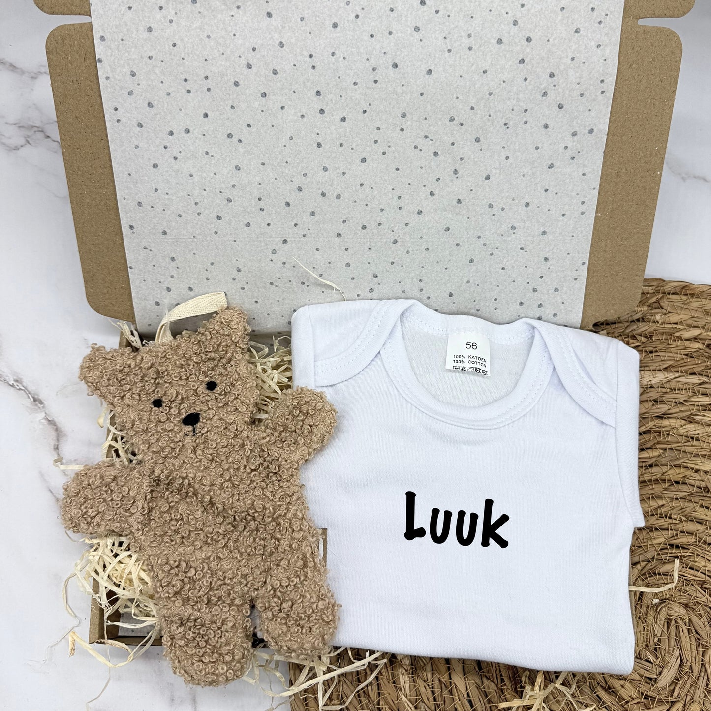 Brievenbuscadeau met gepersonaliseerd rompertje en speendoekje