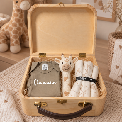Gepersonaliseerd baby koffertje met rompertje & rammelaar