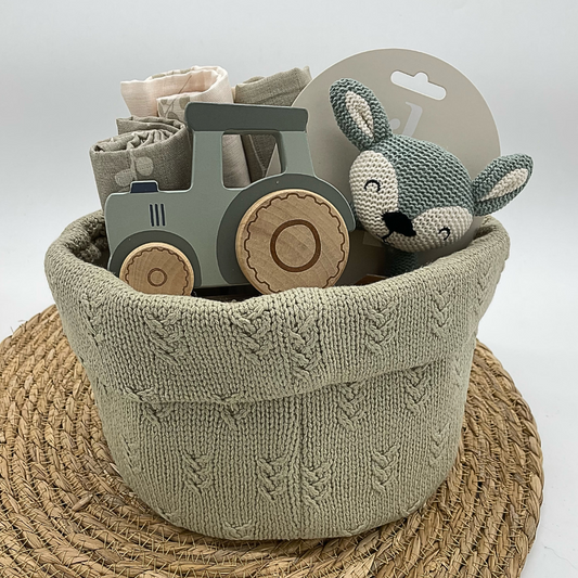 Kraamcadeau "Olive Green" met houten speelgoedtractor