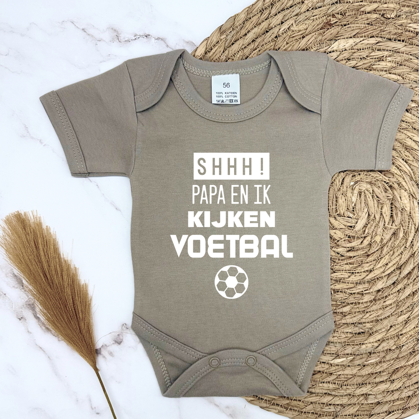 Shh! Papa en ik kijken voetbal