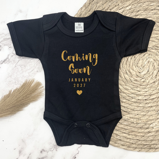 Aankondiging "COMING SOON" rompertje met datum