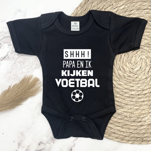 Shh! Papa en ik kijken voetbal