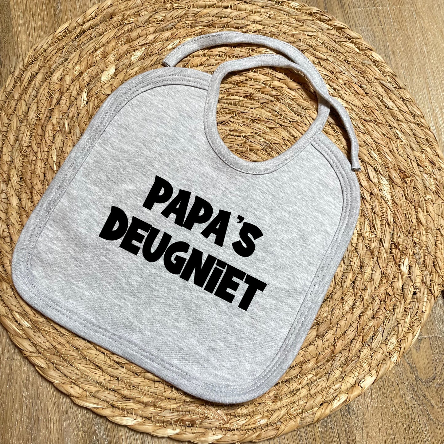 Papa's Deugniet slabbetje met touwtjes