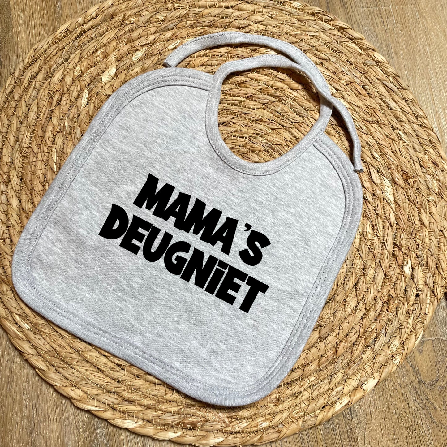 Mama's Deugniet slabbetje met touwtjes