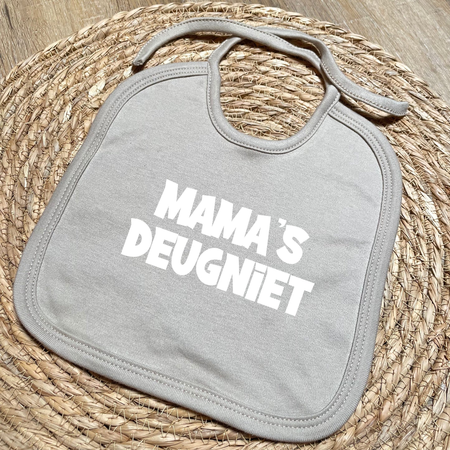 Mama's Deugniet slabbetje met touwtjes