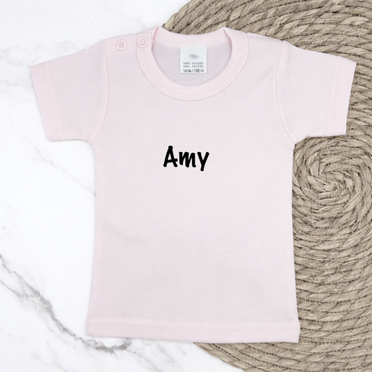 Lichtroze baby t-shirt gepersonaliseerd met naam
